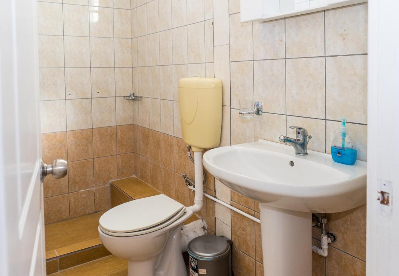 Laganas Strip Mall Apartments מראה חיצוני תמונה