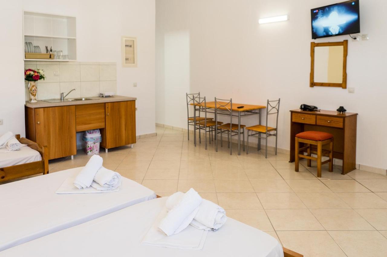 Laganas Strip Mall Apartments מראה חיצוני תמונה