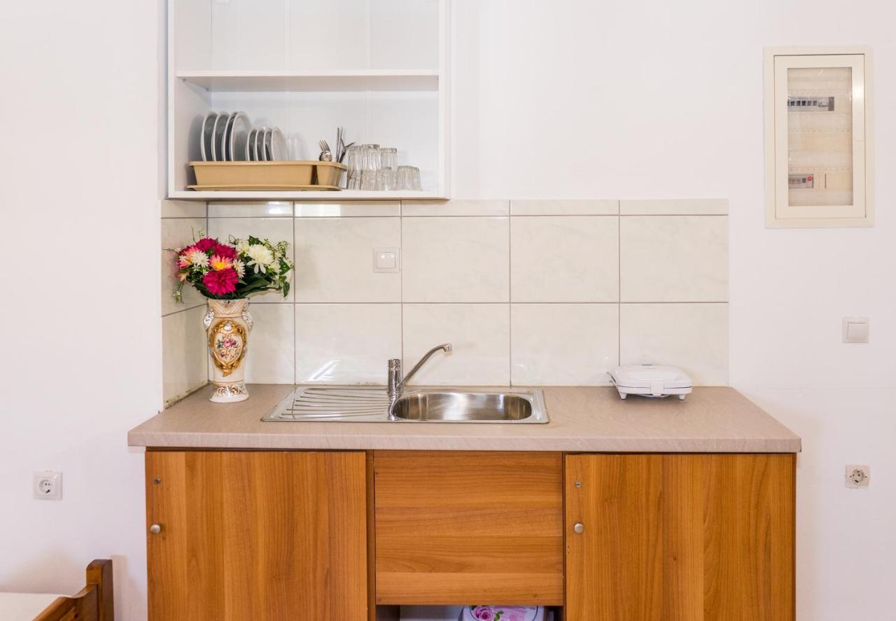 Laganas Strip Mall Apartments מראה חיצוני תמונה
