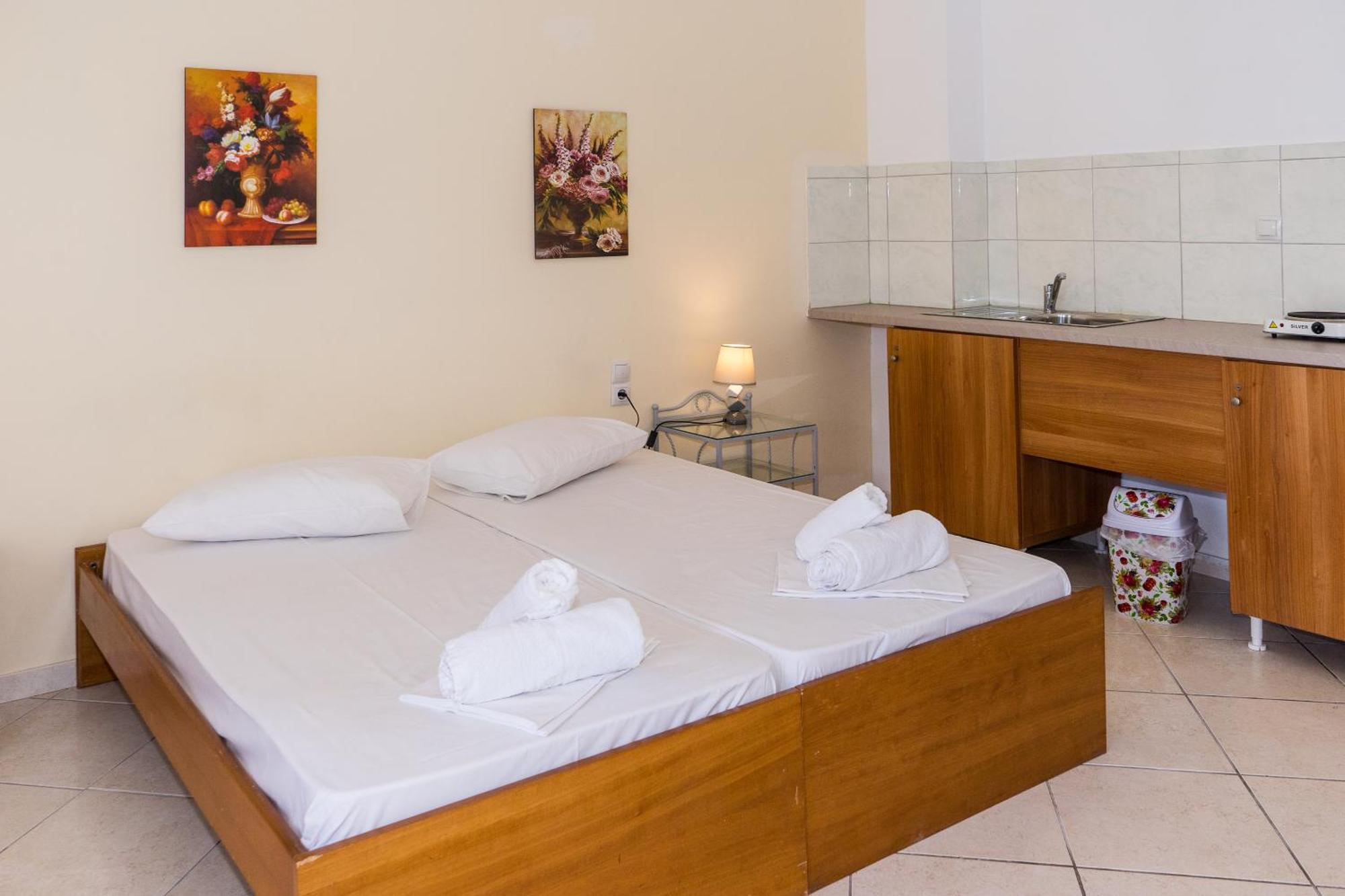 Laganas Strip Mall Apartments מראה חיצוני תמונה
