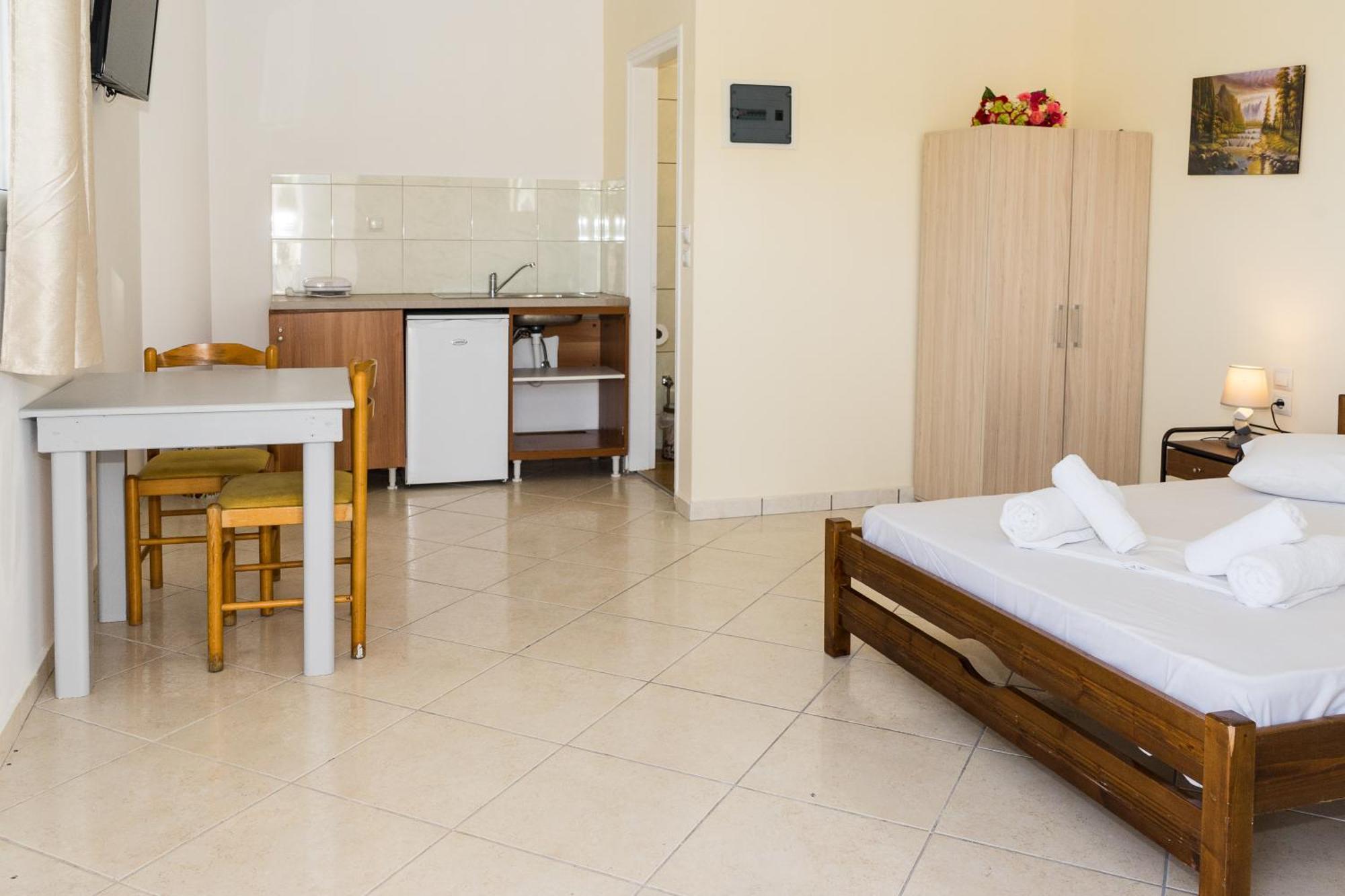 Laganas Strip Mall Apartments מראה חיצוני תמונה