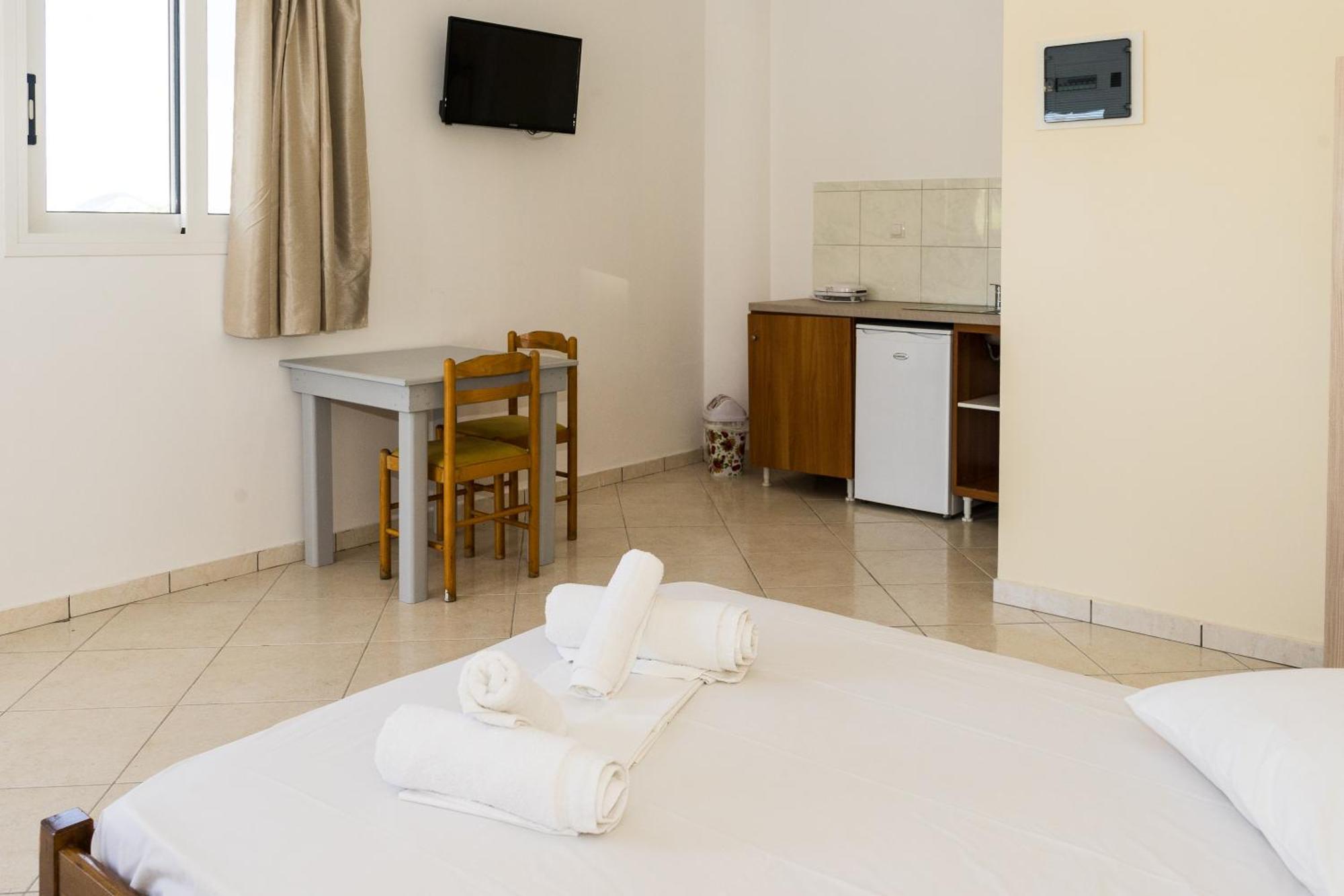 Laganas Strip Mall Apartments מראה חיצוני תמונה