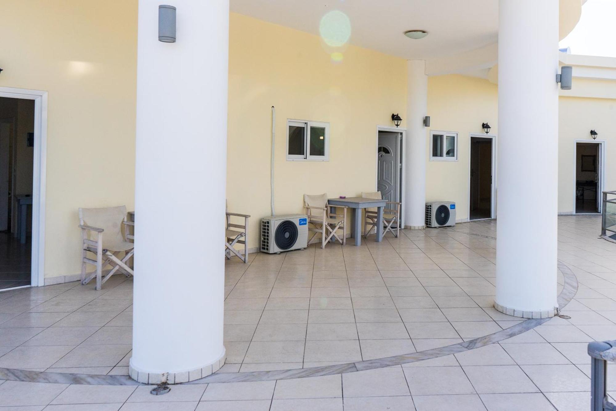 Laganas Strip Mall Apartments מראה חיצוני תמונה