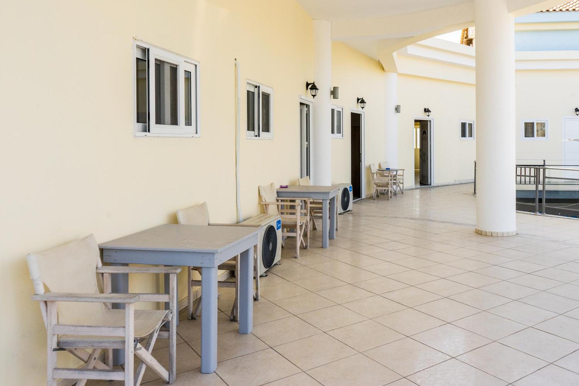 Laganas Strip Mall Apartments מראה חיצוני תמונה